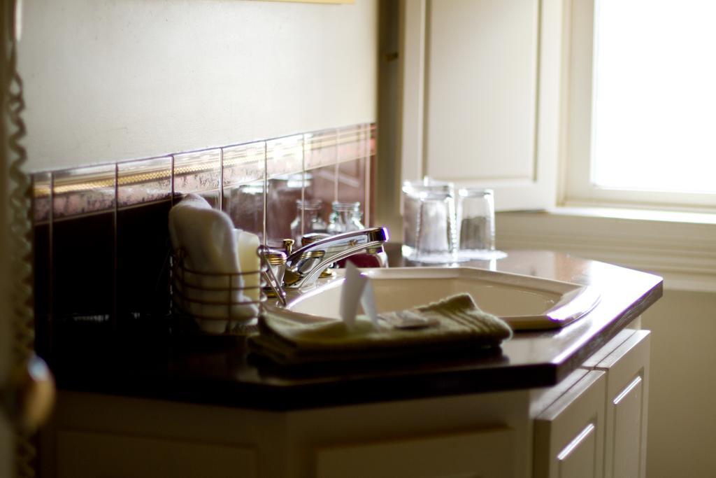 Victoria'S Historic Inn Wolfville Ngoại thất bức ảnh
