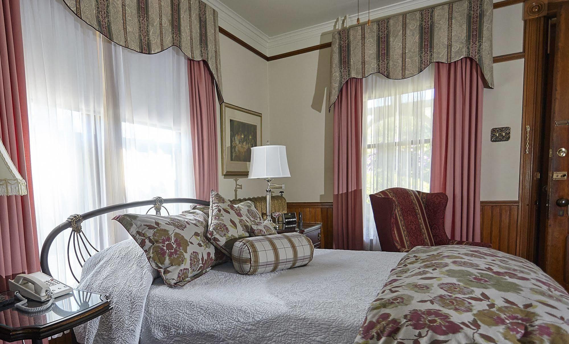 Victoria'S Historic Inn Wolfville Ngoại thất bức ảnh